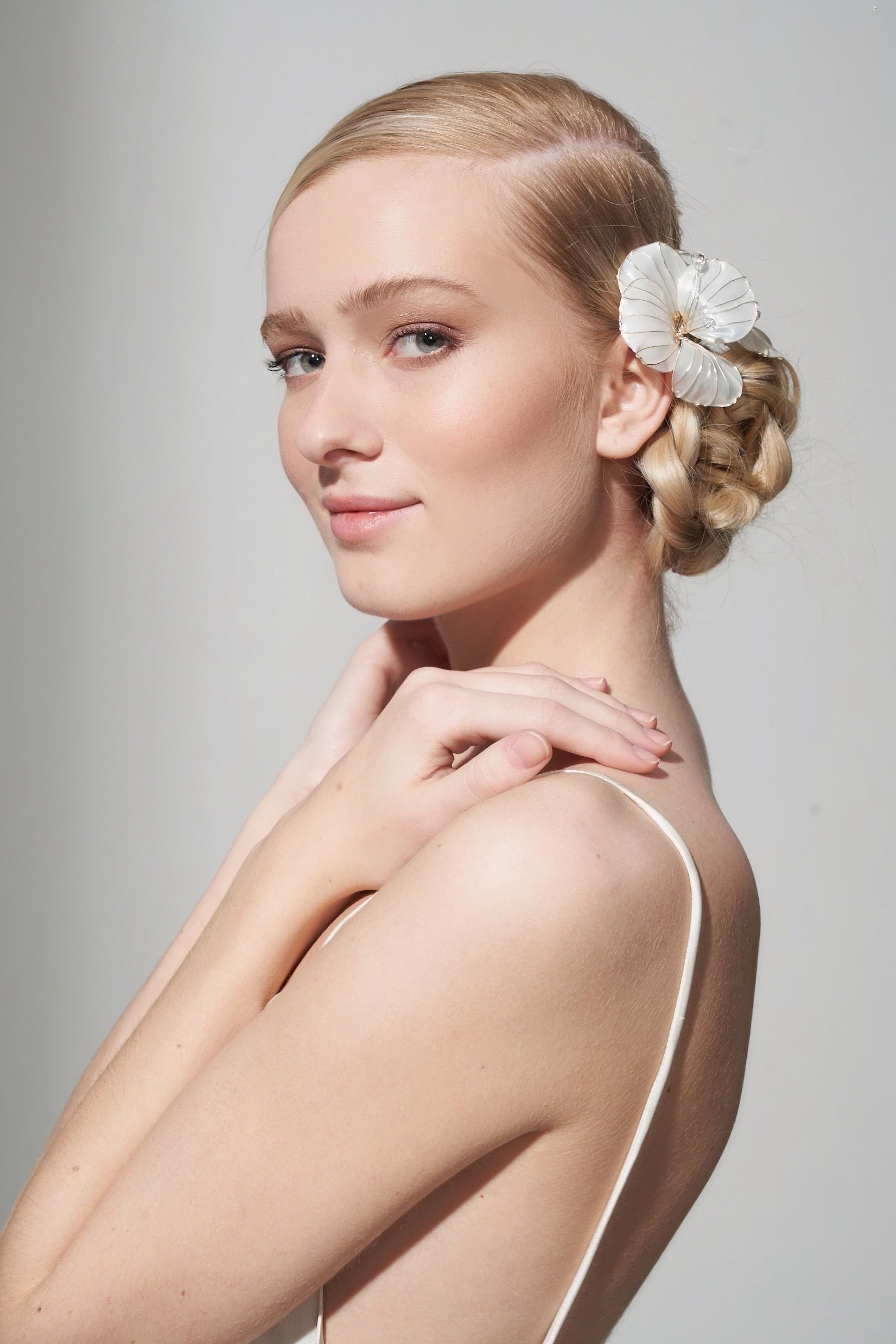 PEARL GLASS FLOWER PIN