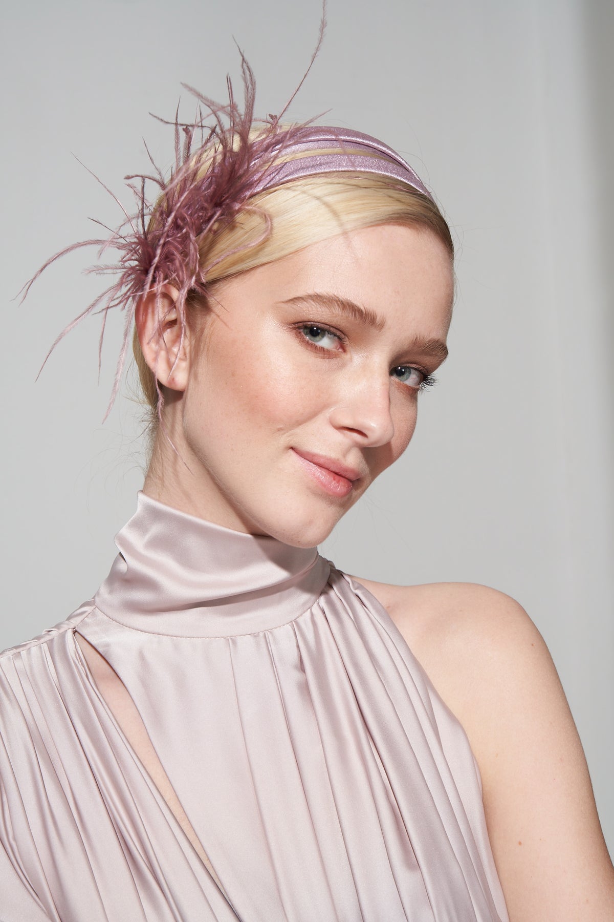 VERA PINK TÜYLÜ ŞERİT TAÇ