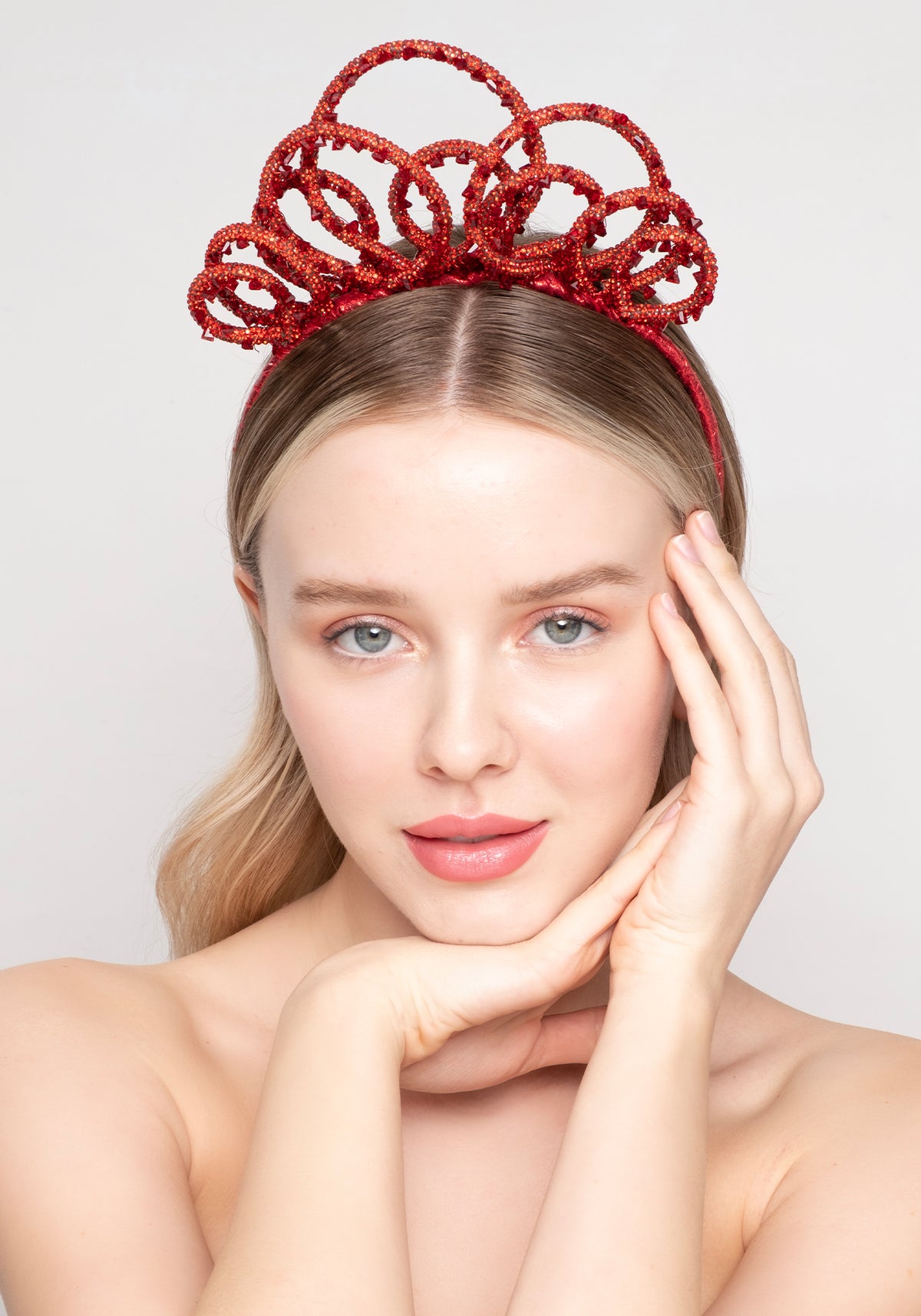 QUEEN RED HELEZON TAÇ