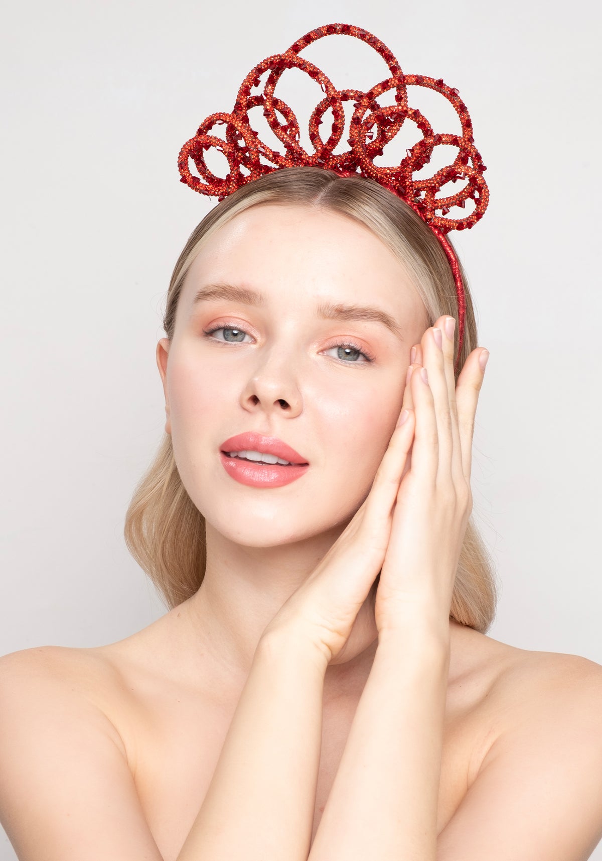 QUEEN RED HELEZON TAÇ