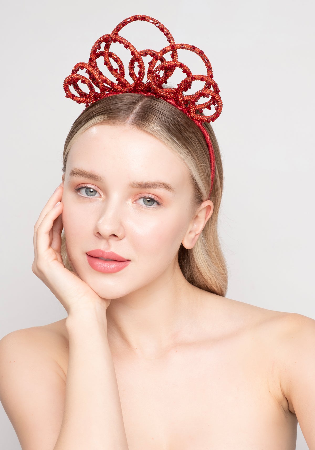 QUEEN RED HELEZON TAÇ